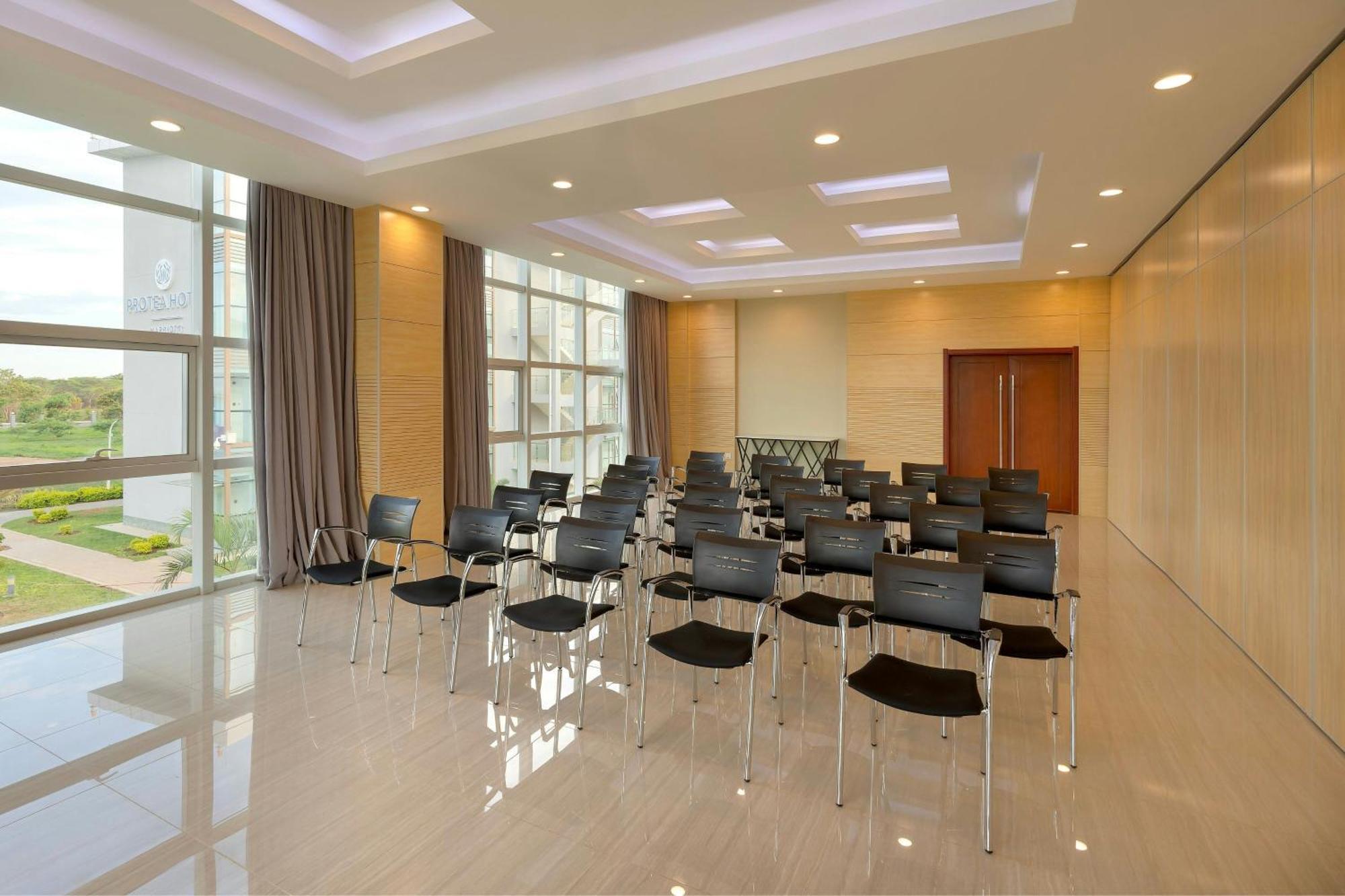Protea Hotel By Marriott Lusaka International Airport Esterno foto