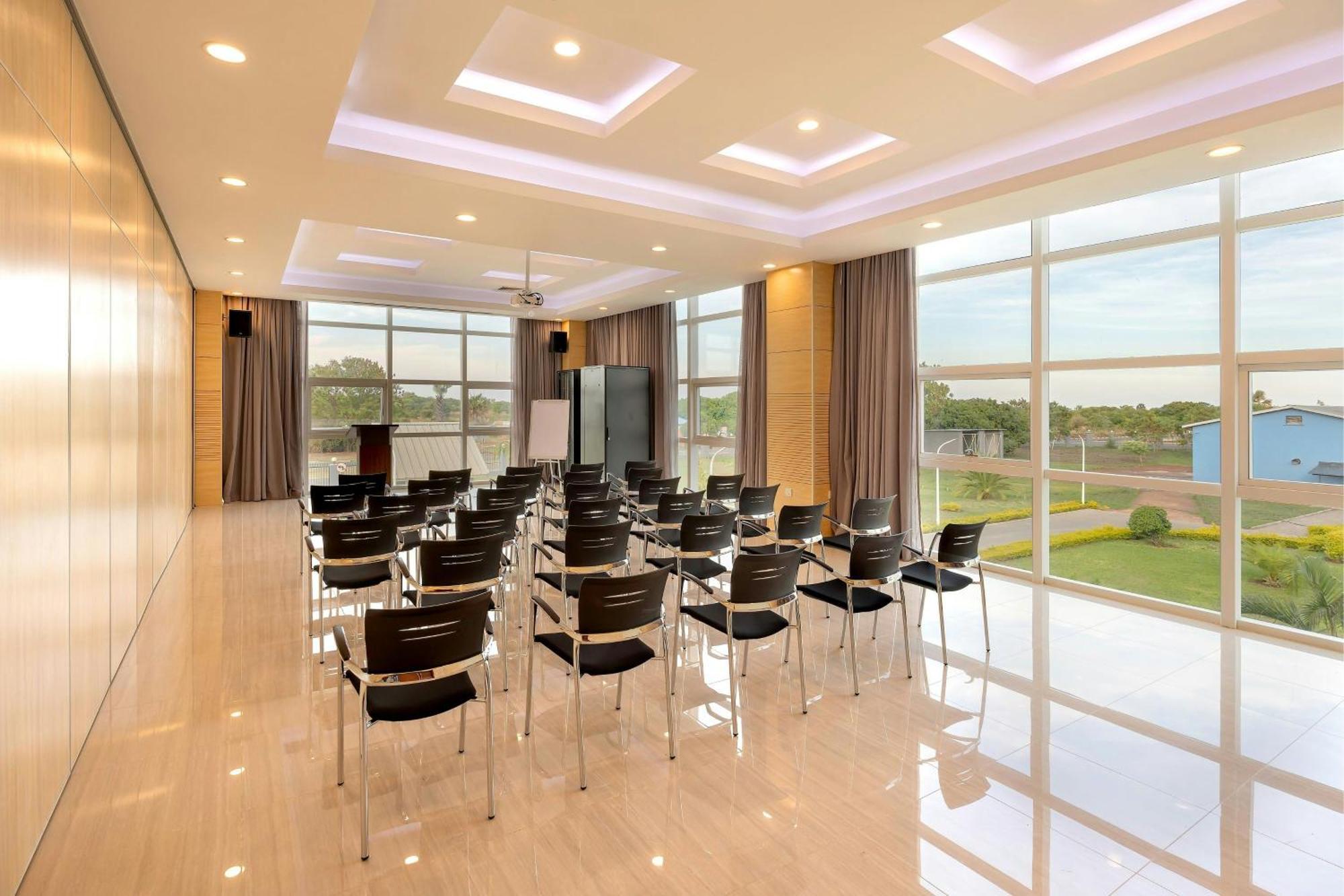 Protea Hotel By Marriott Lusaka International Airport Esterno foto